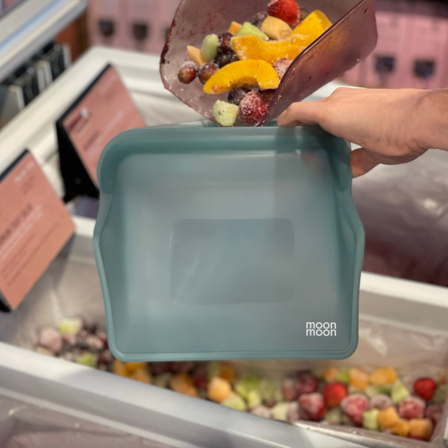 moomoon silicone food storage uk, large silicone freezer bags, non toxic freezer bags, silicone food storage containers, moon moon bags, reusable silicon freezer bags,  silicone bags for freezing, reusable ziplock bags, reusable food bags uk, eco-friendly freezer storage
