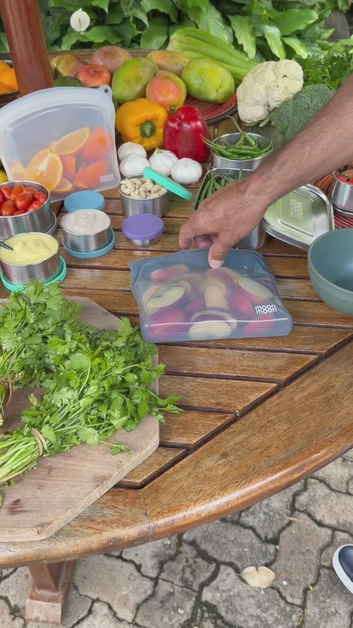 Reusable silicone food bag for eco friendly food storage (plastic-free)