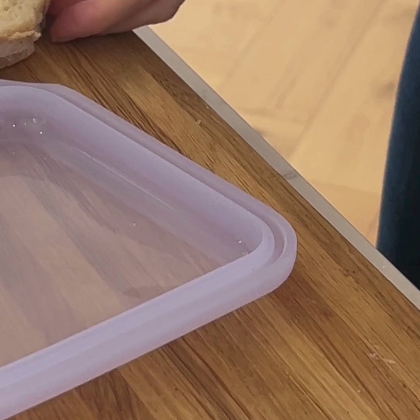 Moonmon reusable sandwich case, silicon sandwich bags, reusable sandwich bag, silicone sandwich case, reusable sandwich container, reusable sandwich bag UK, best sandwich bags UK, leakproof sandwich bag, silicon sandwich case, BPA free sandwich container, picnic food storage, plastic-free food storage, leakproof food storage, moon moon sandwich case, moon moon sandwich bag