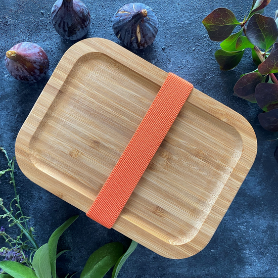Load image into Gallery viewer, Stainless steel and bamboo lid lunch box, stainless steel salad box sandwich container, metal sandwich box,  eco stainless steel lunch box uk, Moonmoon reusables, Eco-friendly, bamboo lunch box, bamboo lunchbox for adults, black and blum, 
